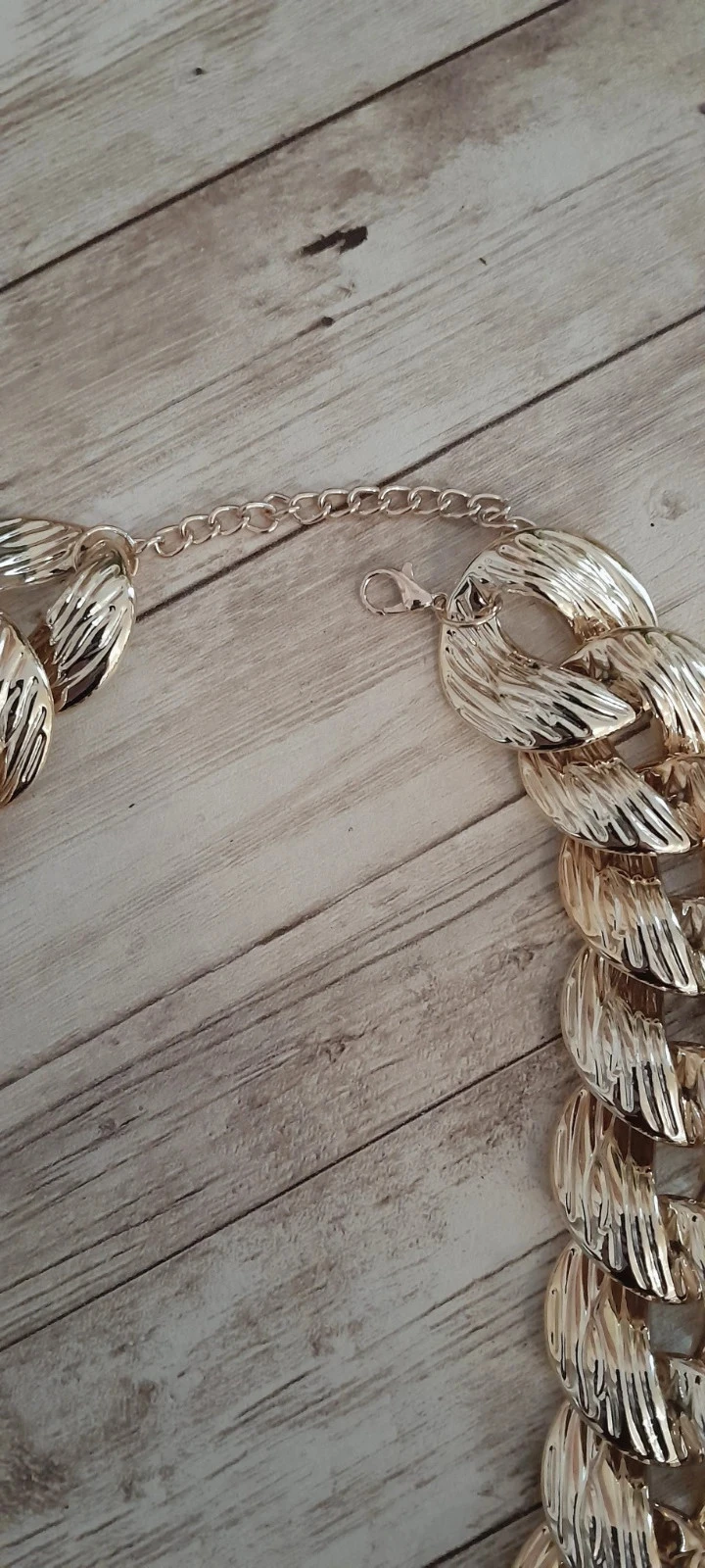 Collar tipo choker, en metal ligero color dorado – photo 4